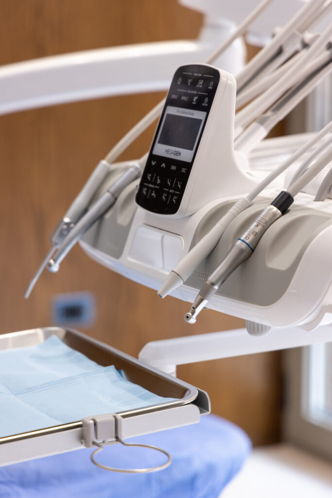 Detalle de un equipo dental moderno con panel digital en Health Medical Center