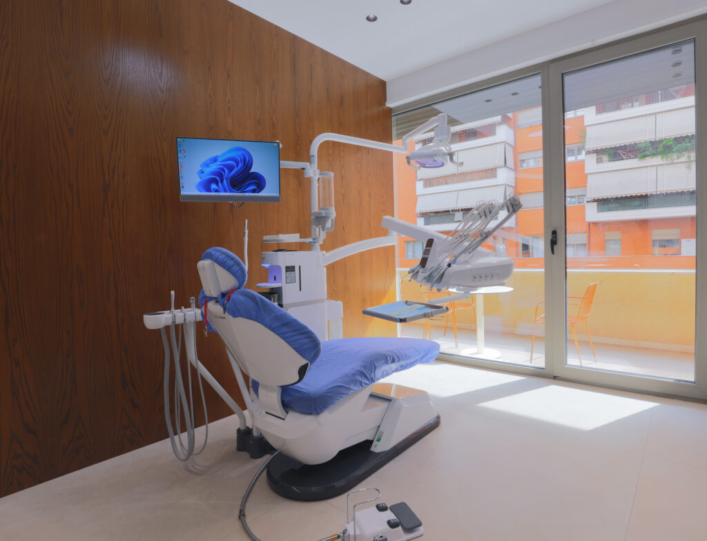 Gabinete con sillón dental moderno y grandes ventanales en Tirana