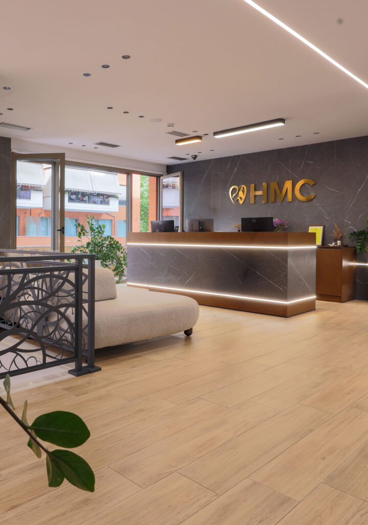 Recepción con el logo de HMC en la clínica dental Health Medical Center de Tirana
