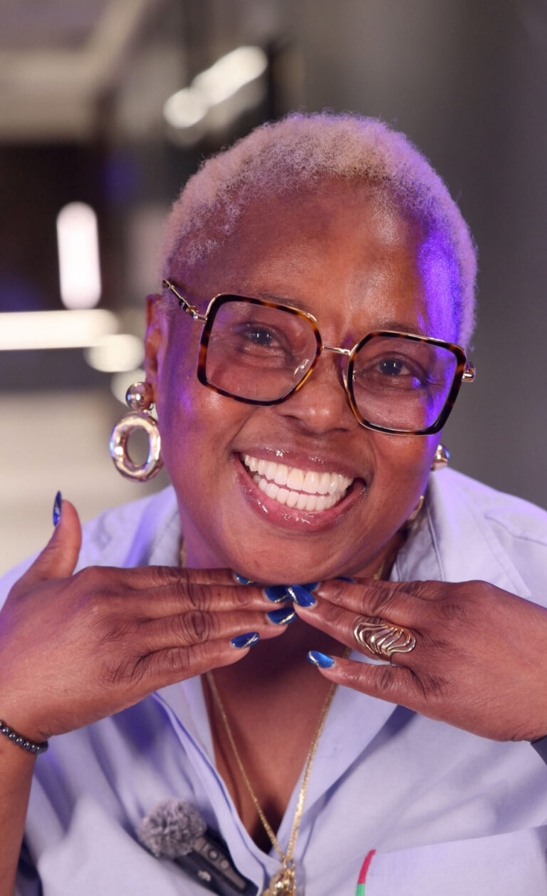 La historia de la sonrisa de la señora Giwa – Coronas de zirconio