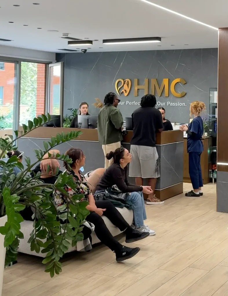 Pazienti in attesa nella reception di Health Medical Center (HMC) a Tirana