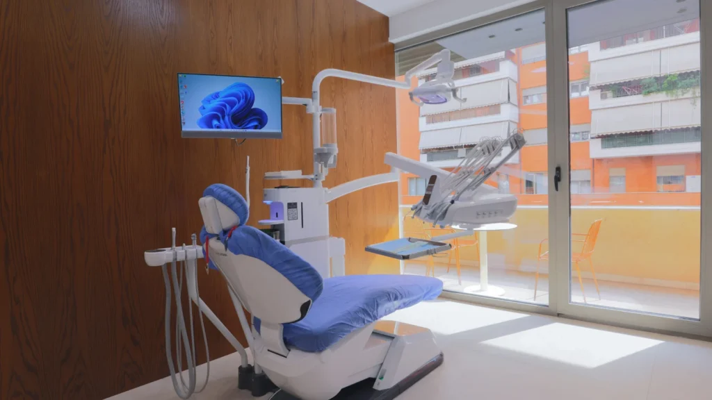 Gabinete moderno en Health Medical Center, clínica de implantes dentales en Tirana