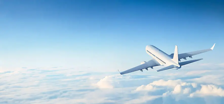 Aereo in volo verso l'Albania per un viaggio di turismo dentale